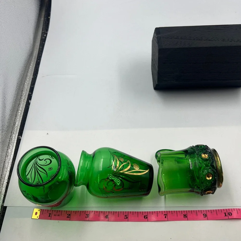 Vtg Emerald‎ Green Bud Vases & Mini Pitcher W Gold Tone Leaf Pattern Hobnail MCM